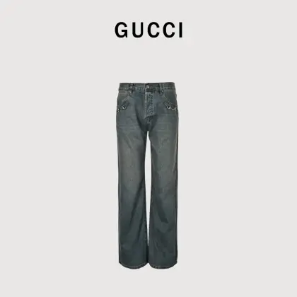 GUCCI古驰GUC 锁扣水洗蓝牛仔长裤 本款式采用意大利产的优质棉质丹宁布以提供恰到好处的舒适度和合身感,同时保持牛仔布的挺括质感.并且使用高品质的靛蓝染料进行染色,色泽饱满,且随着穿着和水洗会产生独特的落色效果.锁扣本身通常由抛光不锈钢或银色金属合金制成,表面经过精细处理,具有高级的金属光泽和抗腐蚀性.而这里“纳米”并非指真正的纳米材料,而是品牌用来强调其迷你、精密、高科技感的设计.与传统粗大的牛仔裤纽扣和拉链不同,这套锁扣系统非常小巧、扁平、闭合精密,外观极简,像一道“隐形”的门襟.其设计与安装需要极高的精确度,以确保钩扣与扣环完美对齐,开合顺滑且牢固.它取代了传统的纽扣和拉链,提供了更流畅的正面线条和现代感.男女同款